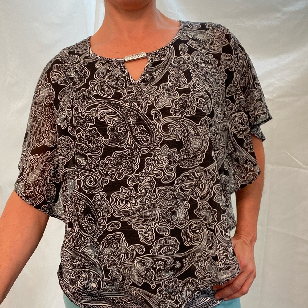 NWT, Kim Rogers, Flowy Sleeveless Black and White Shirt, Size Medium - Picture 12 of 16